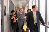 基金顧問委員會成員在會後參觀羅桂祥綜合生物醫學大樓內的設施及本院中心實驗室